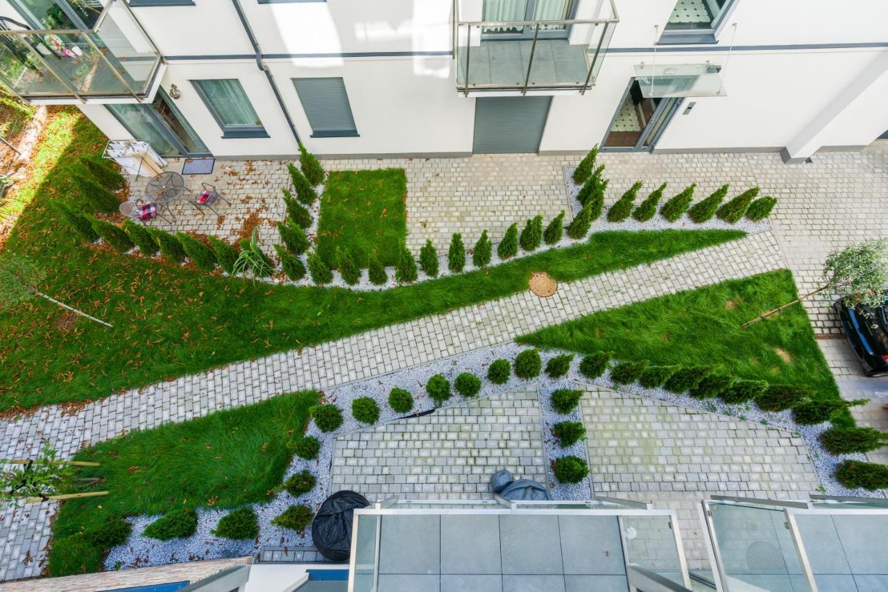 Central Apartments Garbary By Noclegi Renters Poznan Bagian luar foto